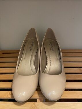 comfort plus by Predictions Beige Patent Round-Toe Pumps